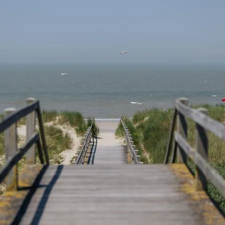 Elegant Seaside Apartamento De Haan
